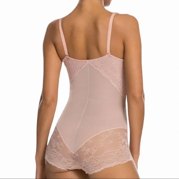 Spanx Spotlight On Lace Bodysuit - Picture 4 of 6